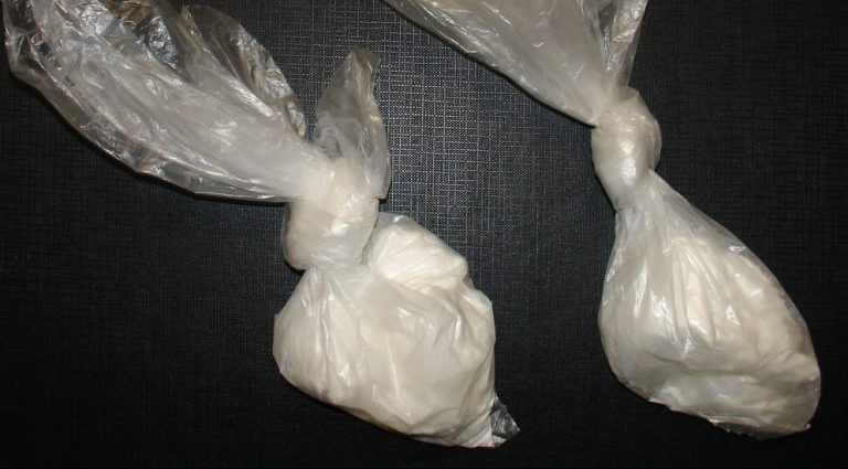 Strano andirivieni nel condominio: nel contatore nascondevano cocaina