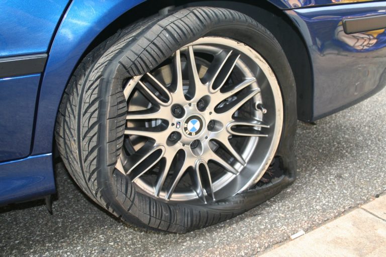 Bucano le gomme e poi derubano gli automobilisti: beccati 4 malviventi
