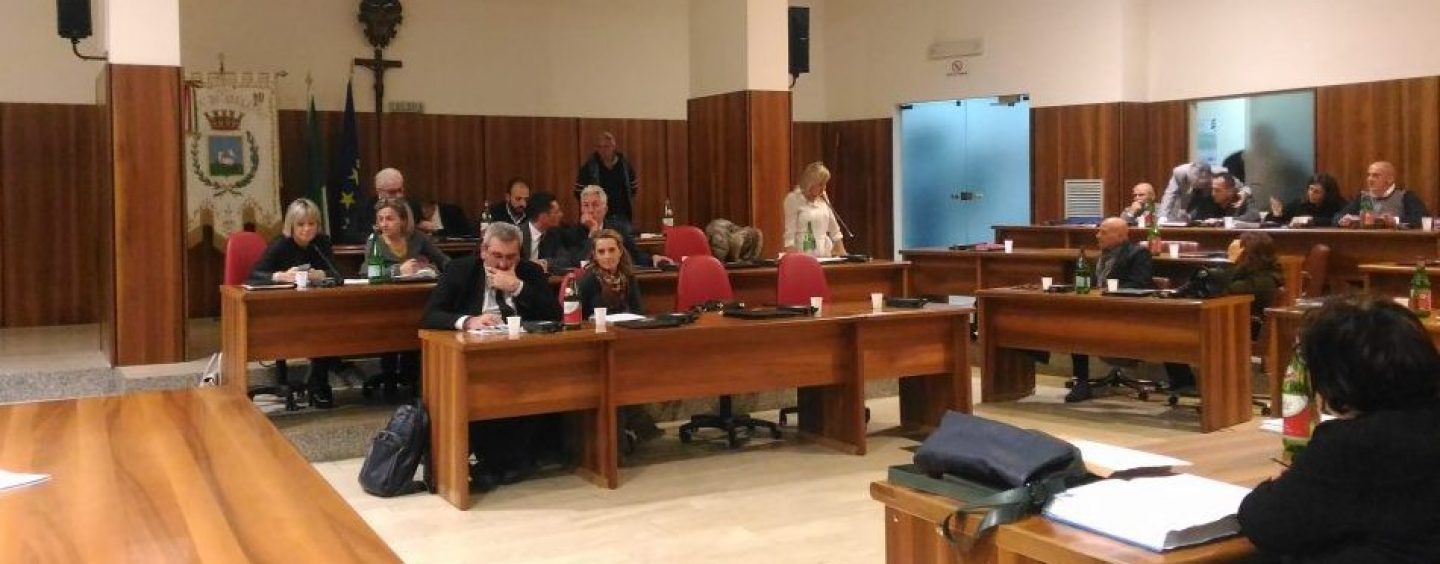 Beni comunali, l’opposizione attacca: “Fate clientele”. E la maggioranza si dilegua