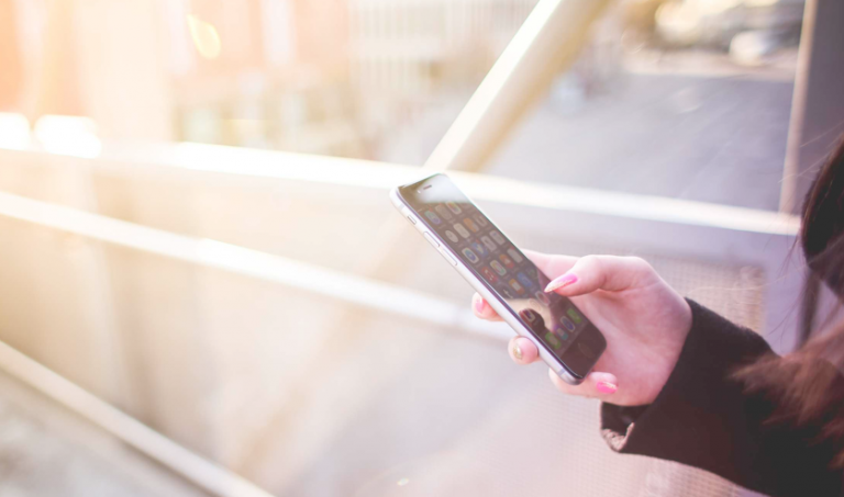 Smartphone, vola il mercato dei dispositivi di fascia alta