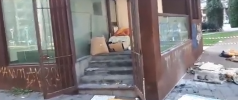 VIDEO/ Ci vuole Costanza: incendiata la casa in vetro di piazza Kennedy, le immagini all’interno