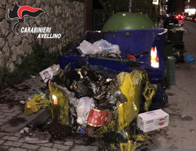 Ubriaca, incendia cassonetti ad Avellino: denunciata una 45enne