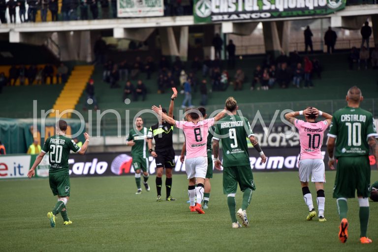 Accendino in campo: il giudice sportivo sanziona l’Avellino