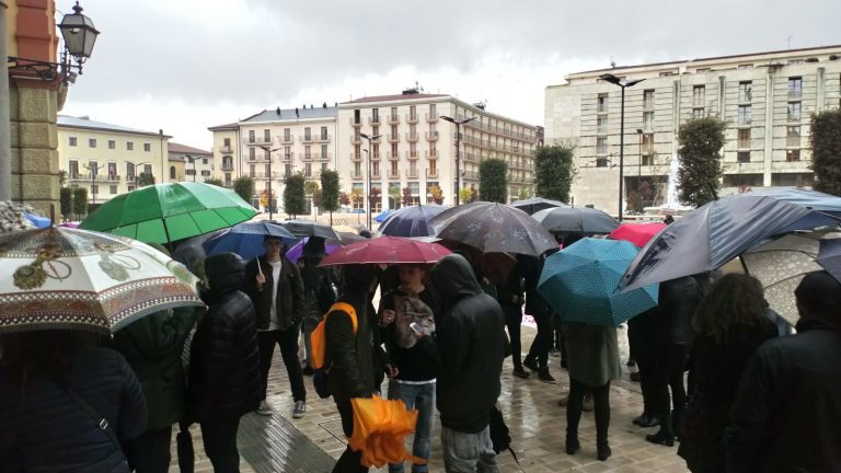 Cgil al fianco degli studenti del “Mancini”: “Occorrono fondi straordinari”