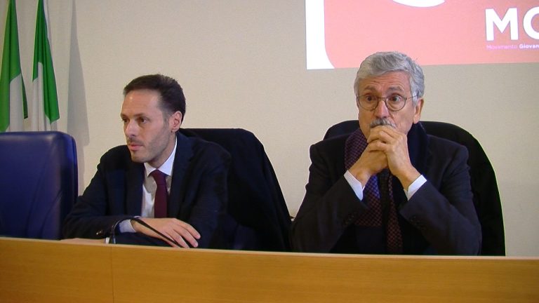 VIDEO/ D’Alema, ad Avellino, chiude al Pd renziano: “Totalmente autoreferenziale”