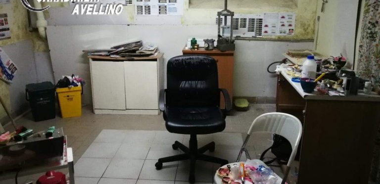 FOTO/ Scoperto falso dentista, esercitava in uno scantinato di Avellino