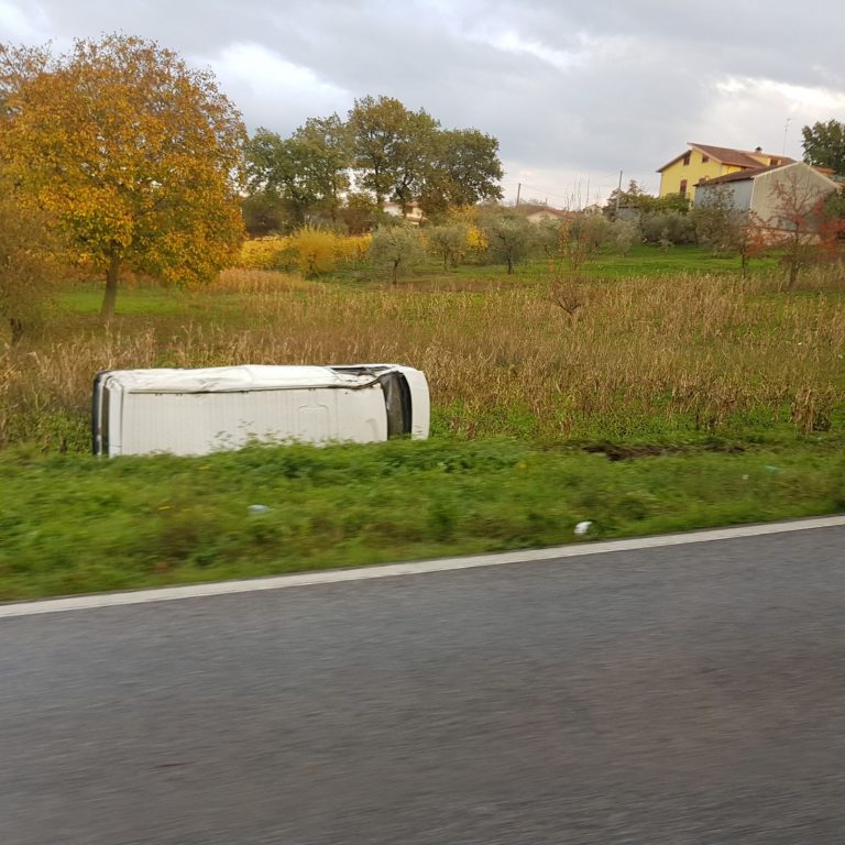 Furgone sbanda e si ribalta sulla Variante
