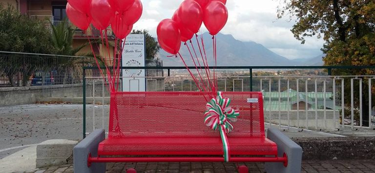 VIDEO/ Una panchina rossa ad Aiello, il Comune dice no alla violenza di genere