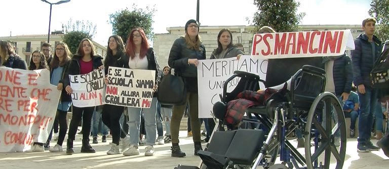 VIDEO SONDAGGIO/ “No ai doppi turni”: le opinioni degli studenti del Liceo Mancini