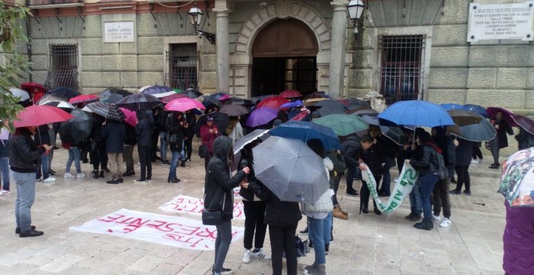 FOTO/ Mosaico di ombrelli a Palazzo Caracciolo, in massa per il diritto allo studio