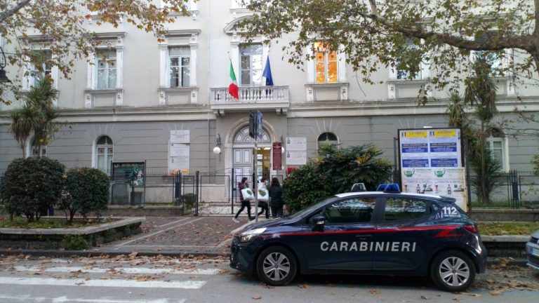 FOTO/ Emergenza scuole, ispezioni anche all’edificio della “Solimena”