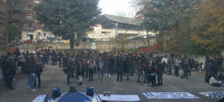 Gli studenti del Mancini in protesta davanti al Provveditorato, Grano: “Si riprendano le lezioni”