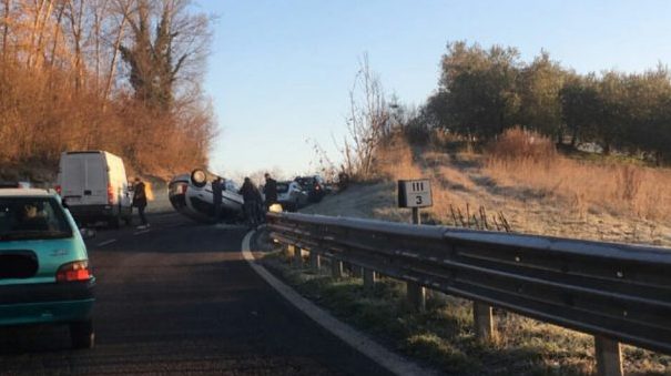 Strade ghiacciate, automobilista sbanda e si cappotta ad Ariano