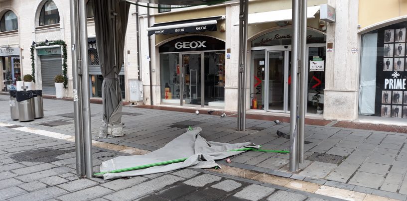 Addio gazebo, il Corso si libera delle docce: domani via la prima struttura