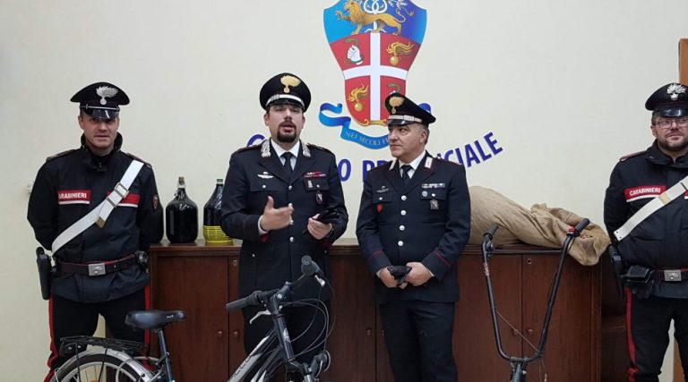 Rubano una bicicletta, nocciole e fiaschi di vino: arrestata banda rom