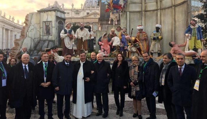 FOTO/ Svelato il Presepe di Montevergine, D’Amelio e De Luca in Vaticano: “Progetto sposato dalla Regione”