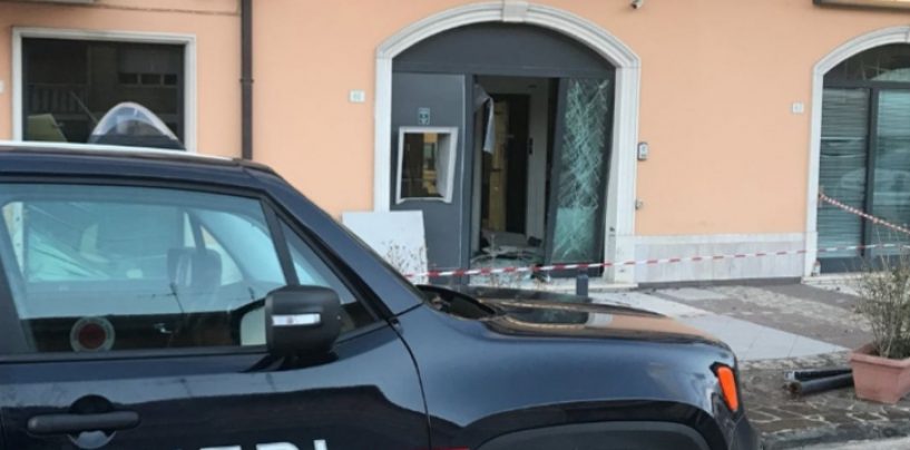 Grottaminarda, sfondano la vetrata della banca e rubano cassaforte: ladri in fuga
