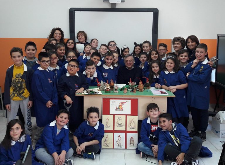FOTO/ Antonio Russolillo, inventore e produttore degli “Scazzamarielli Arianesi”, intervistato dai bambini a scuola