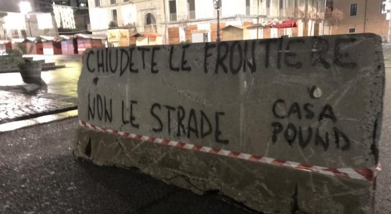 Barriere anti-terrorismo ad Avellino, la protesta di CasaPound: “Chiudete le frontiere, non le strade“