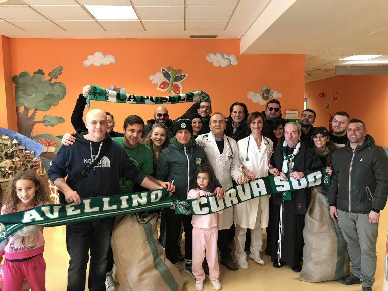 FOTO/ Giocattoli ai bimbi del “Moscati”: è il cuore grande della Curva Sud