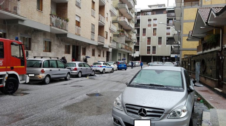 Precipita dal quarto piano, muore insegnante