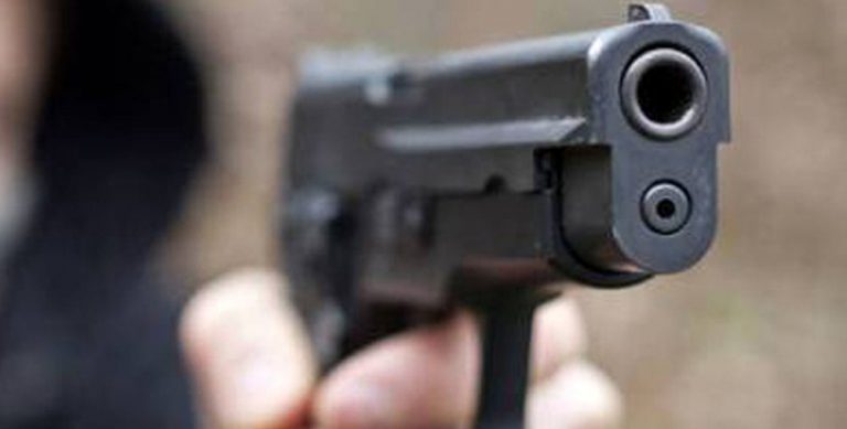 Sparatoria in pieno centro cittadino: due i cadaveri, preso il killer