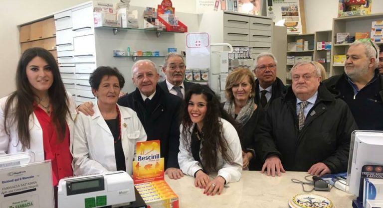 Undici nuove farmacie ad Avellino, più di sessanta in Campania. De Luca inaugura quella di Solofra