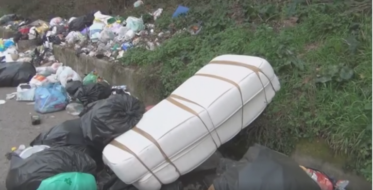 VIDEO/ Ci Vuole Costanza: immondizia buttata per strada sulla Variante