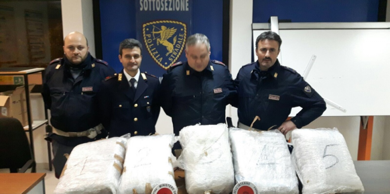 VIDEO/ Trasporto di droga sull’A16, due arresti e due denunce dopo un inseguimento