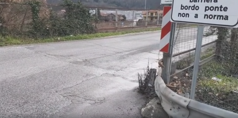 VIDEO/ Ci vuole Costanza: tubature rotte sul ponte senza barriere