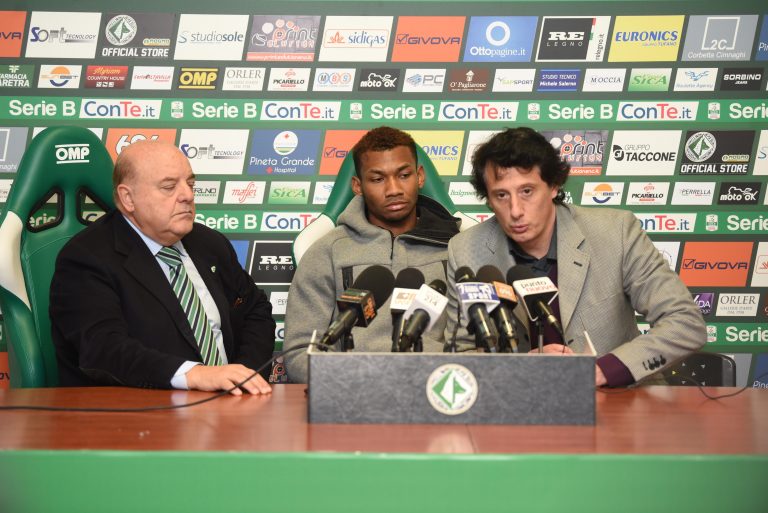 VIDEO/ Cabezas, presentazione a metà. Taccone: “Manca il permesso di soggiorno”