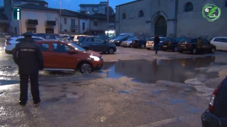 VIDEO/ Ci vuole Costanza, mega pozzanghere in Piazza Sparavigna ad Atripalda
