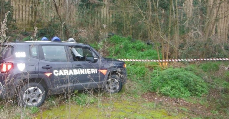 Pneumatici abbandonanti e rifiuti speciali, sequestrato terreno agricolo