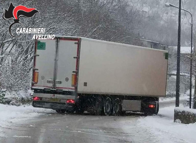 Camionista sorpreso dalla bufera, perde i sensi mentre monta le catene