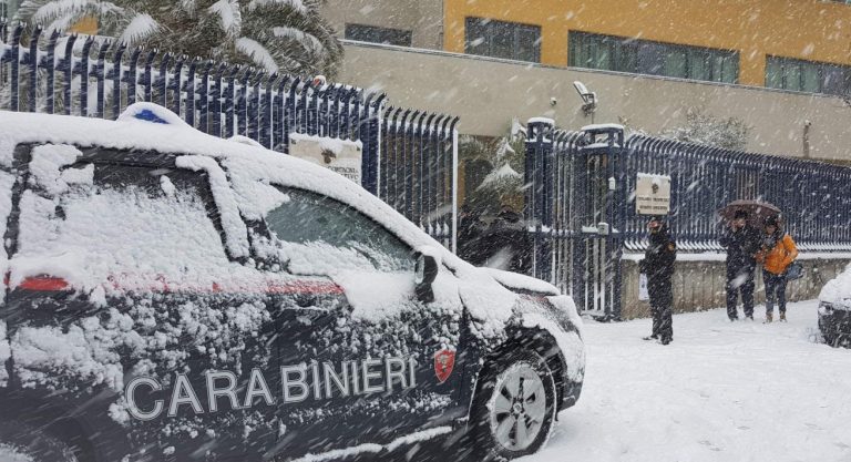 Bloccati dalla neve verso l’ospedale, vitale intervento dei Carabinieri per tre anziani