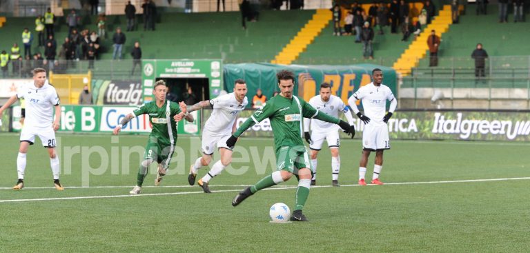 Avellino, Moretti non basta: Cacia beffa i lupi all’ultimo assalto. Rivivi il live