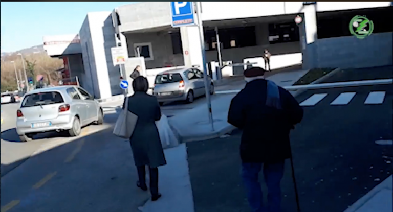 VIDEO/ Ci vuole Costanza – Parcheggio coperto del Moscati: anche i disabili pagano la sosta