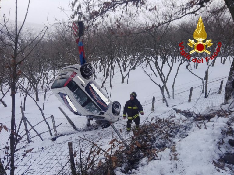 FOTO/ Neve, auto fuori strada: illeso conducente