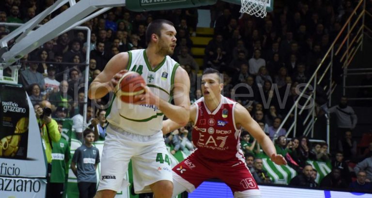 L’EA7 esce alla distanza: la Sidigas cade al Del Mauro