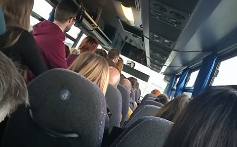 Stipati in “autobus di fortuna”: i pendolari denunciano l’odissea Napoli-Avellino