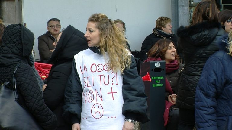 VIDEO/ Sciopero Ipercoop, i dipendenti: “Delusi e arrabbiati”. L’azienda: “Ci sono difficoltà economiche”