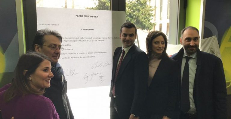 VIDEO/ I 5 Stelle firmano il patto per l’Irpinia: “Basta insulti, parliamo di politica”
