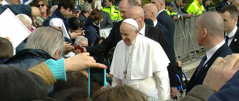 VIDEO/ Un viaggio tra i fedeli nel sondaggio di Irpinianews: “Papa Francesco, la mia àncora di salvezza”