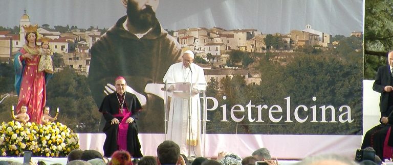 VIDEO-FOTO/ Papa Francesco sbarca a Pietrelcina: migliaia i fedeli ad attenderlo