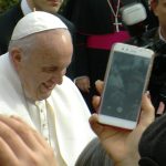 papa francesco tra i fedeli