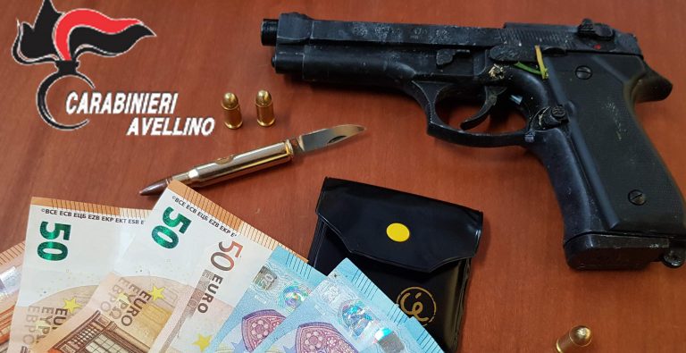Sperona la Gazzella dei Carabinieri per sfuggire al posto di blocco: nascondeva contanti e una pistola