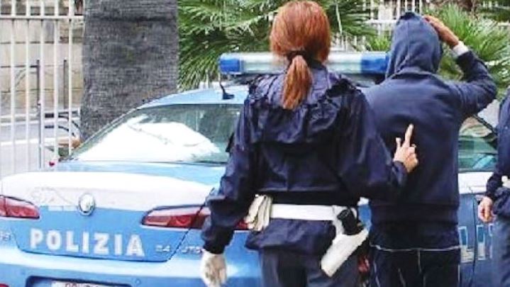 FOTO/ Picchia la compagna per gelosia dopo uno spogliarello: arrestato 32enne