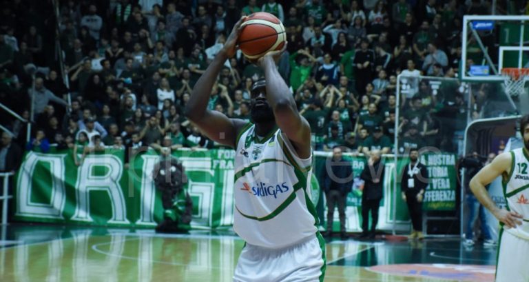 Brindisi travolta nel derby del Sud, esordio per Lawal