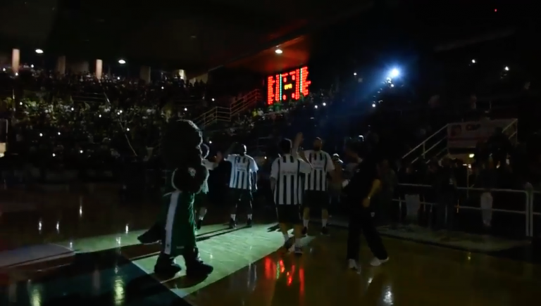 VIDEO/ Spettacolo di luci al PalaDelMauro: atmosfera da brividi per la finale