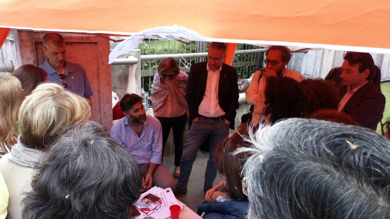 VIDEO/ Aias in Prefettura, sospeso lo sciopero della fame. Ma la protesta va avanti